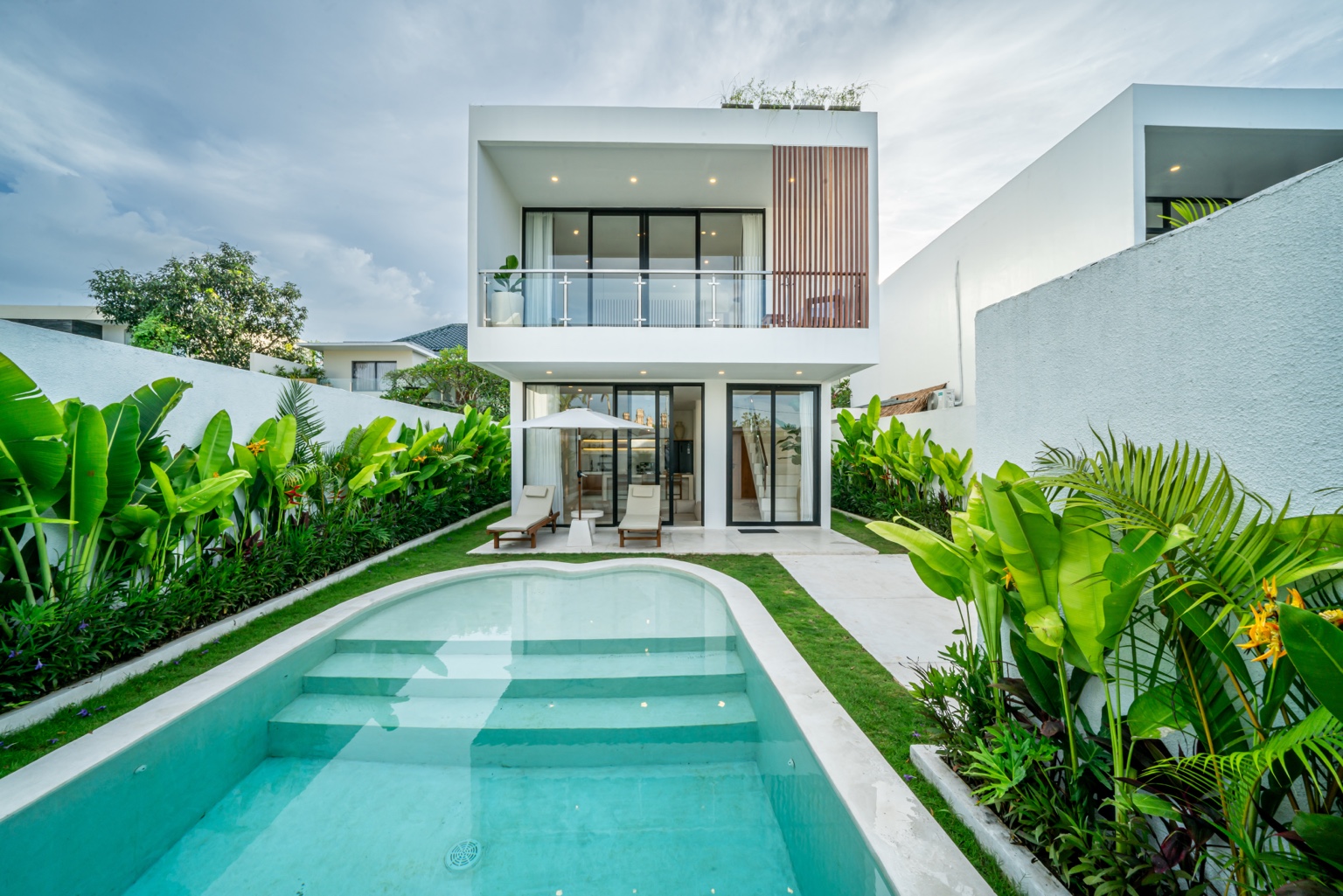Villa Somnia pool and garden