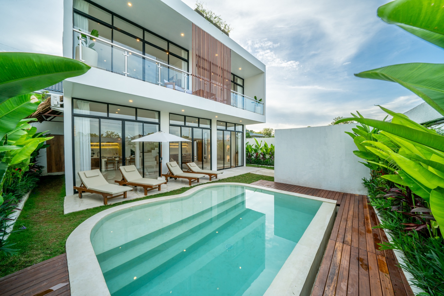 Villa Omnia pool and exterior